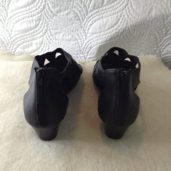 NWOT AEROSOLES Heelrest 11Black Perforated leather Sandals, cute, professional - Picture 3 of 7